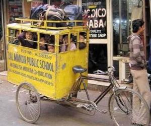 пазл Школьный автобус в Индии